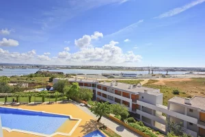 Blick auf das Schwimmbad und Ferragudo