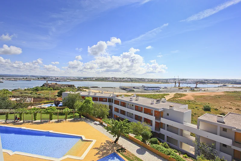 Blick auf das Schwimmbad und Ferragudo